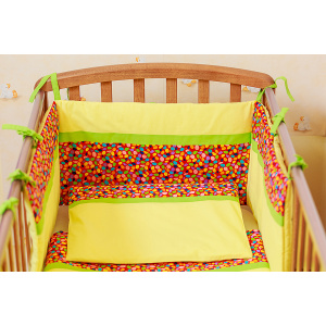 KidsDecor Protectie jumatate patut 60 x 120 cm Maruntei rosii cu galben fond crem