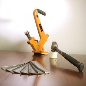 DeWALT Pistol manual de batut cuie pentru podea P-DMF1550